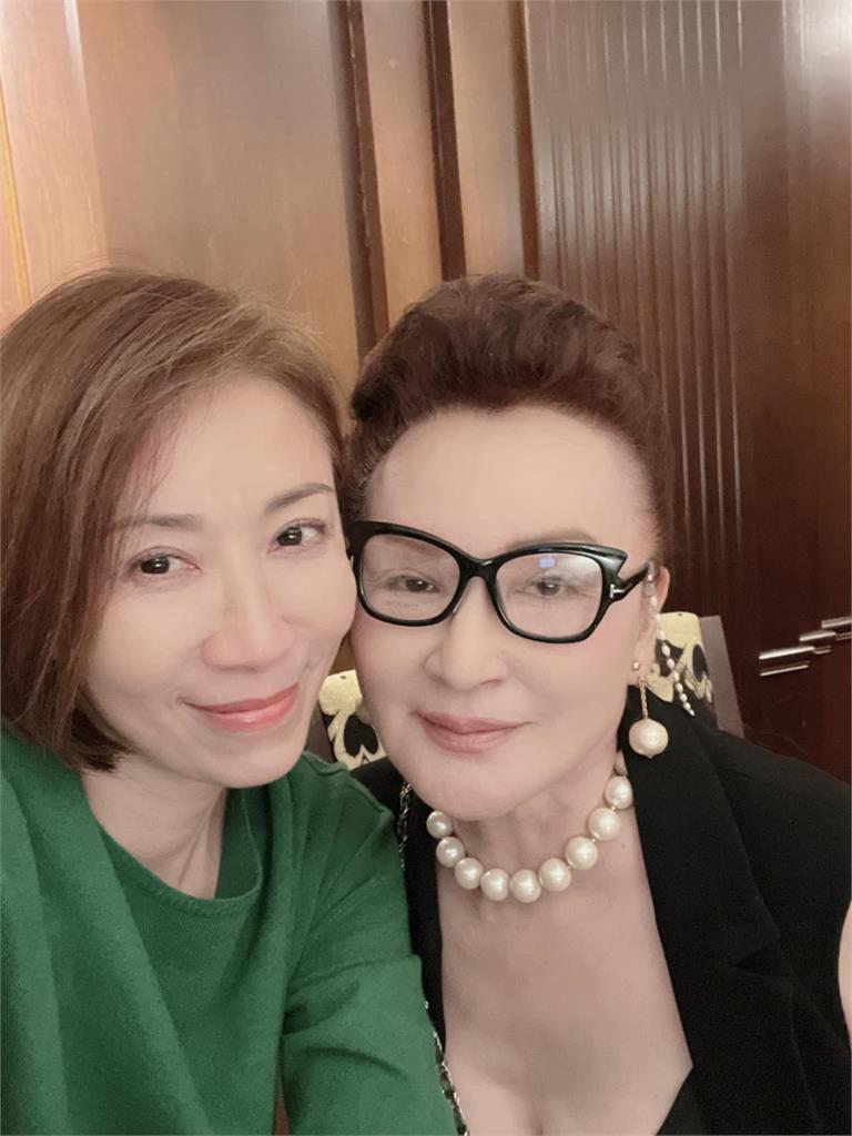 「太后專業戶」陳莎莉74歲近況曝光!勾網回憶:從小看《花系列》