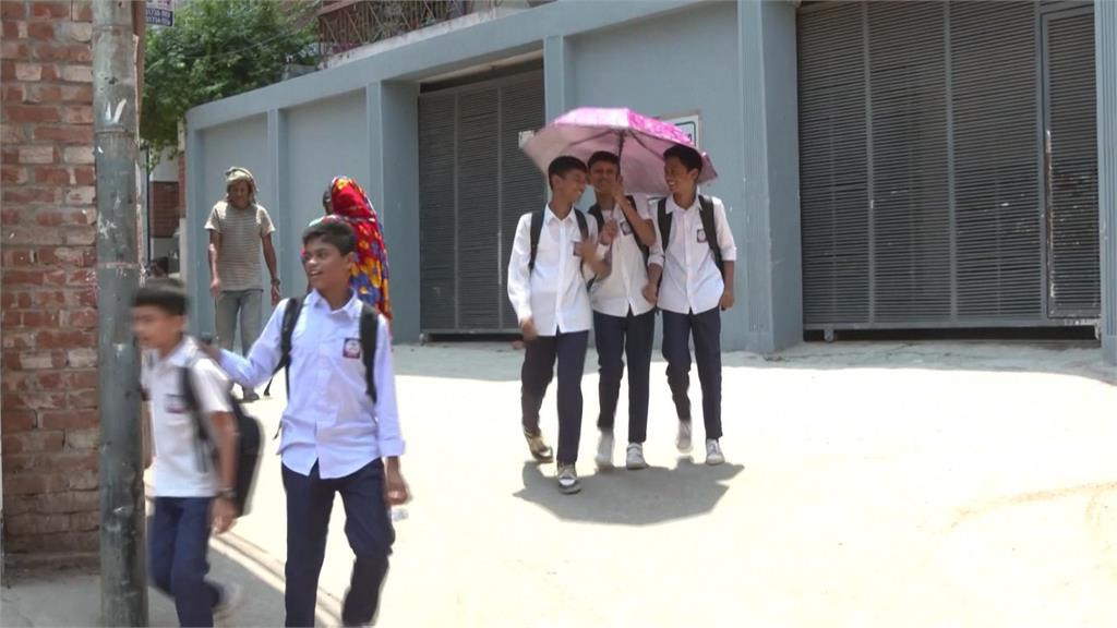 孟加拉學生頂40度高溫上課　人力車伕熱到受不了