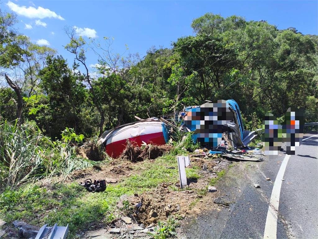 快新聞／嚇！國3預拌混泥土車「90度垂直」翻覆　駕駛卡車內「臟器外露」慘死