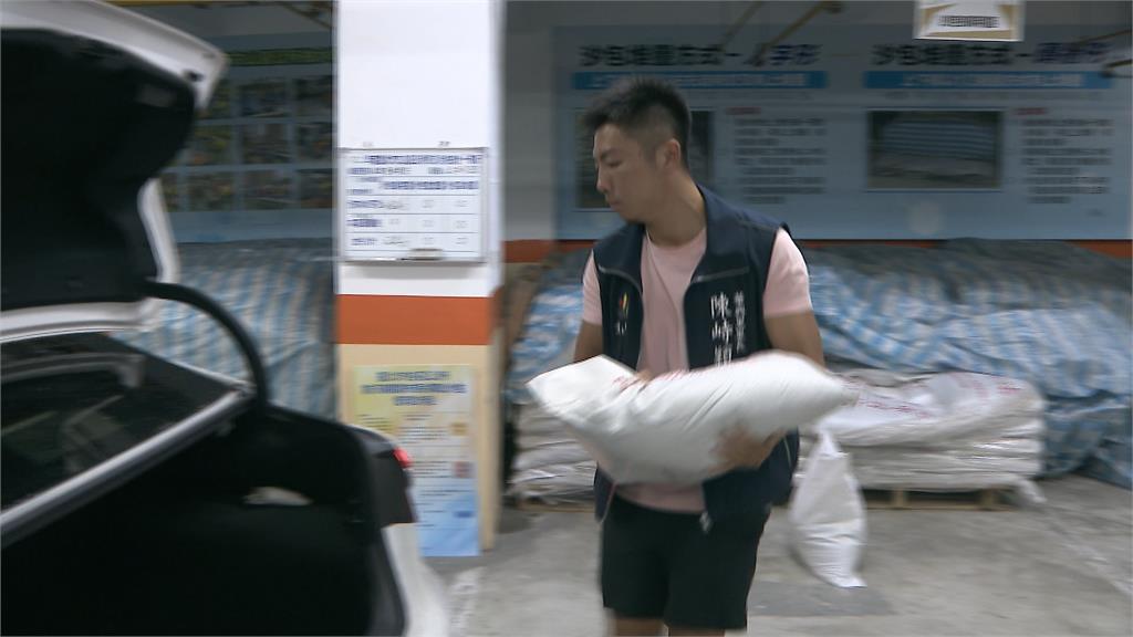 基隆漁船進港躲颱風　冷凍漁貨車輛不夠用爆口角