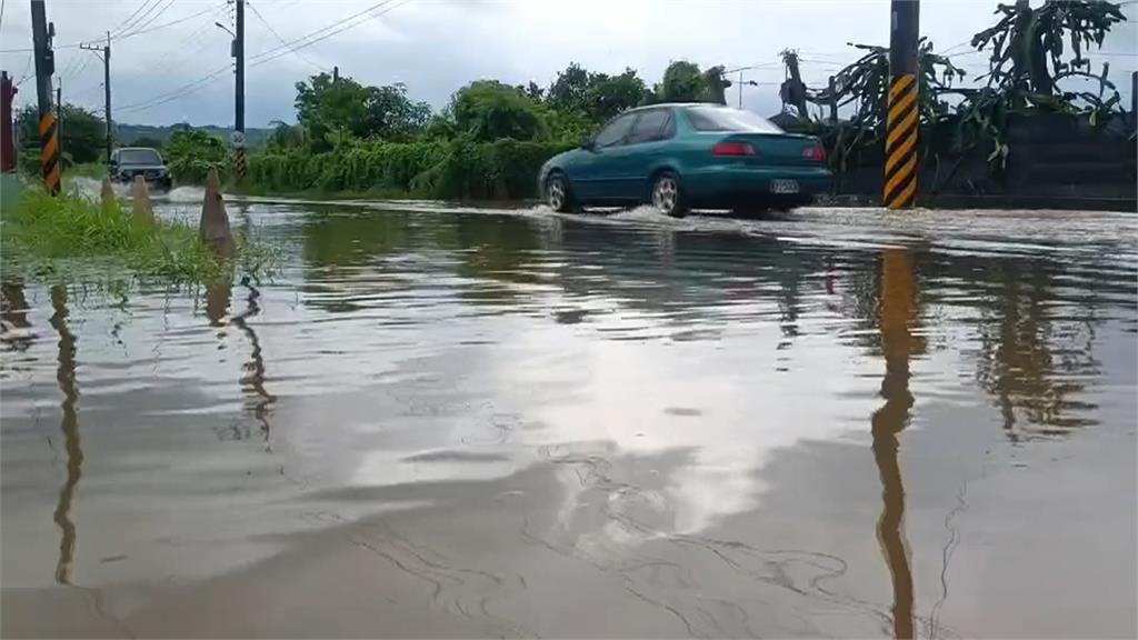 台東累積雨量破350毫米 台11線遭淹成小河