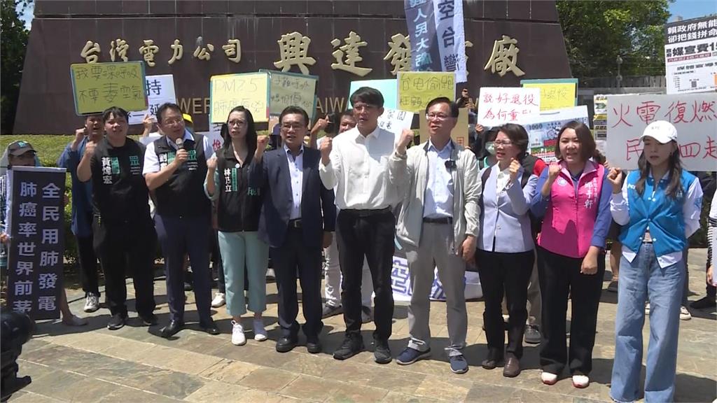 黃國昌南下考察興達電廠 許智傑轟:作秀雙面人