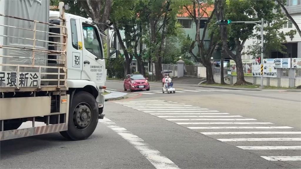 別當移動神主牌！　推車伯斜切跨車道、婦逆向狂違規