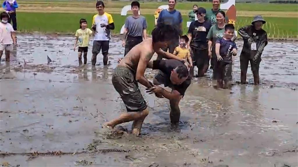 雲林「稻田運動會」 泥巴中拔河、相撲消暑又好玩