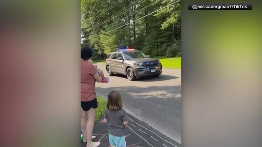 美國小男孩2歲生日圓夢 郵務車、消防車幫忙慶生