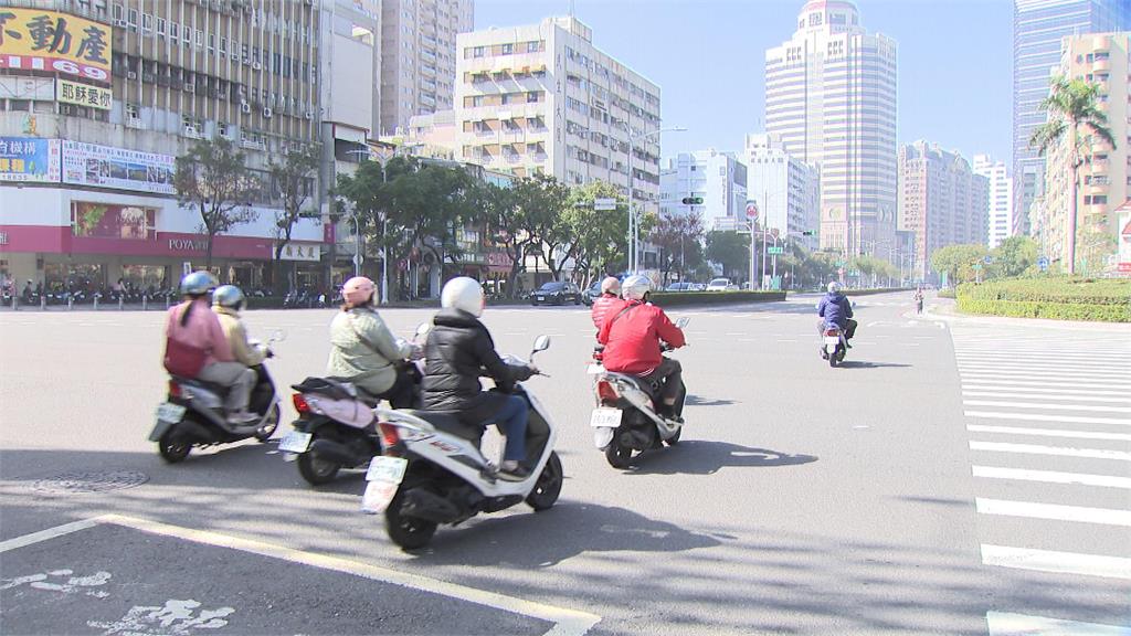 塞車陣中卻超車往前開 下1秒... 砰砰連撞2機車