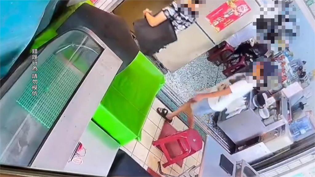 撐傘擋視線!鬼祟黑白衣女子 直接抱走店家零錢筒