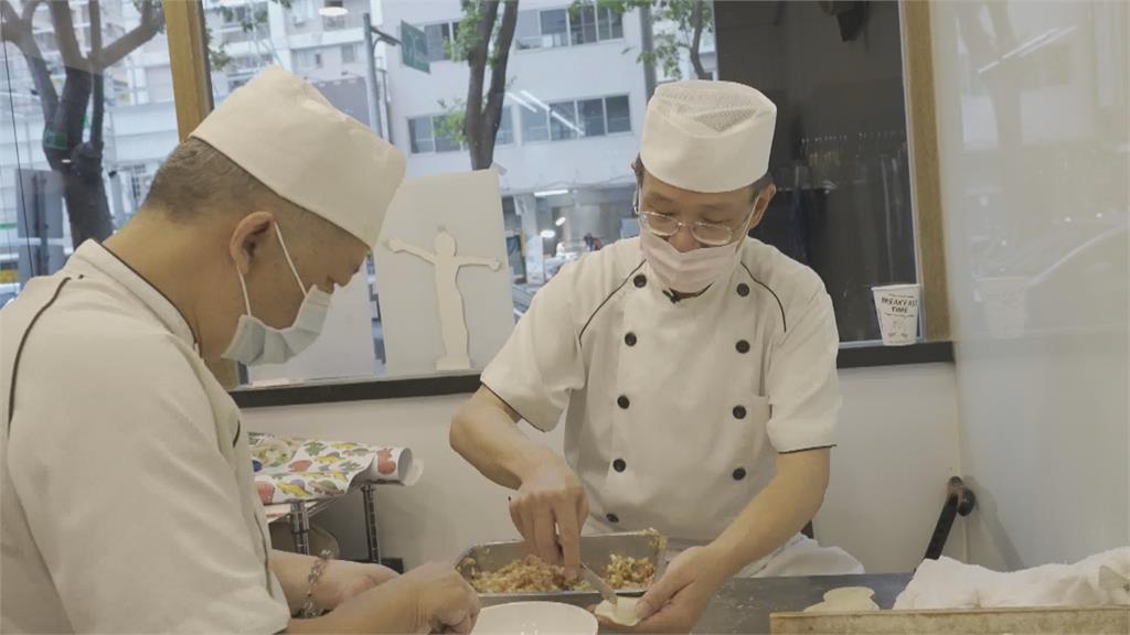 必比登美食直送派出所 兩百份防疫餐點慰勞員警