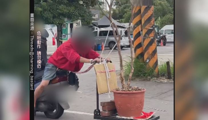 行動健身房！？　桃園阿公奇葩姿勢載樹苗　網笑翻：練滾輪長腹肌嗎？