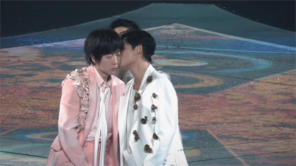 同框F3上海開唱「阿信踩空墜舞台」　發文報平安：腦袋沒摔壞！