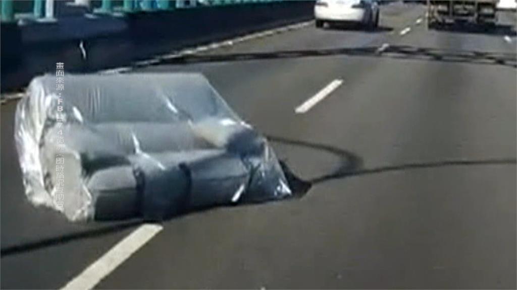 台74線驚見「雙人沙發」駕駛下車跑步搬回 危險!警將通知車主說明並開罰