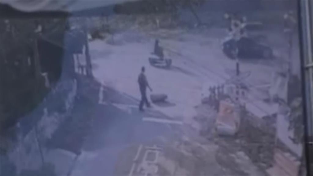 驚險！瓦斯桶甩落滾到平交道　貨車疑車斗護欄沒關