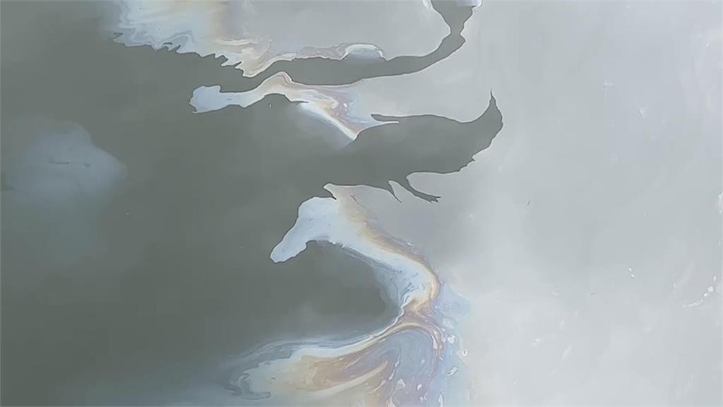 關西牛欄河惡臭薰人 環保局設攔油索揪偷排廢水業者