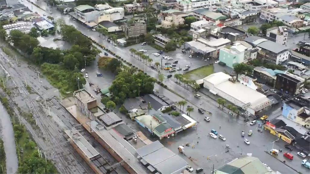 花蓮光復泥水淹一層樓高　雨水退去泥深度幾乎到膝蓋