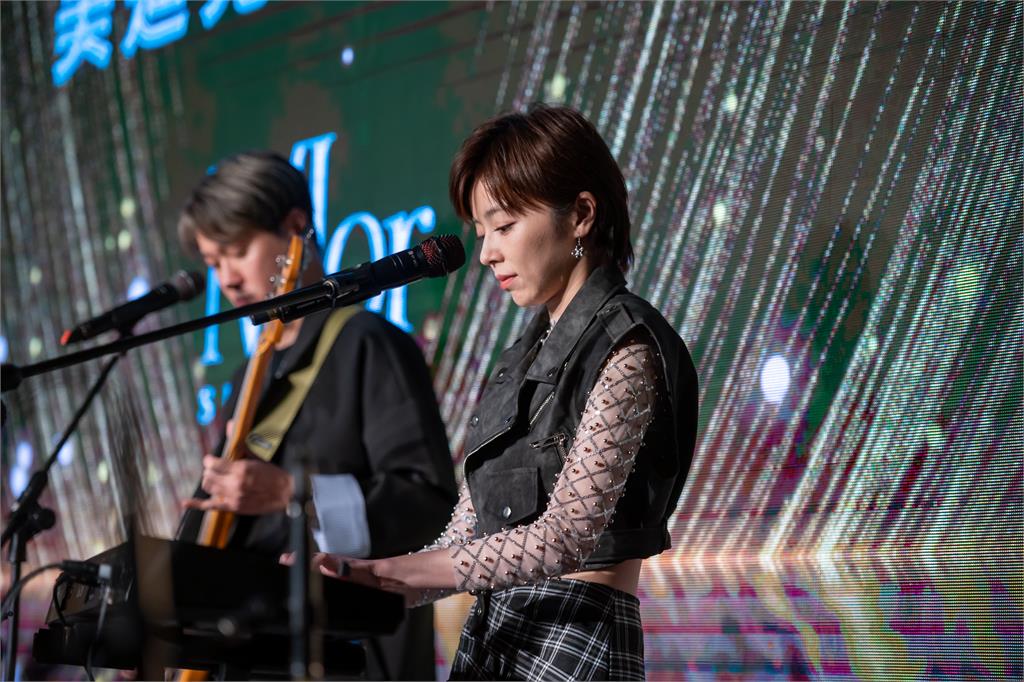 霸氣樂團受美迪兒美容連鎖加盟品牌春酒演出!全場氣氛沸騰