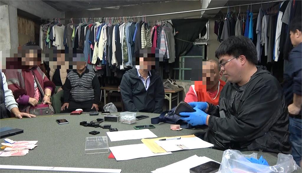 林口郊區鐵皮屋藏賭場！　警攻堅「賭客嚇到翻牆錢撒滿地」
