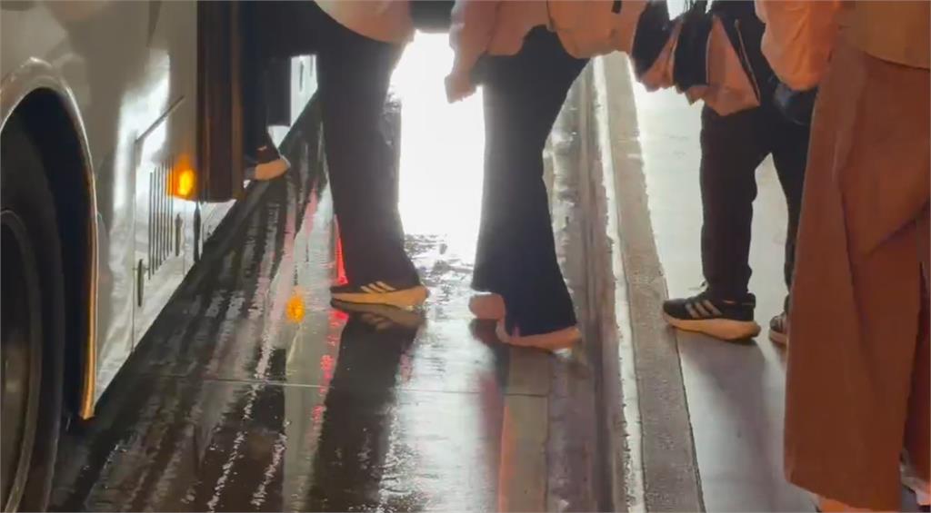 運將公車轉運站受傷踩空手斷　影響生計國賠成功！