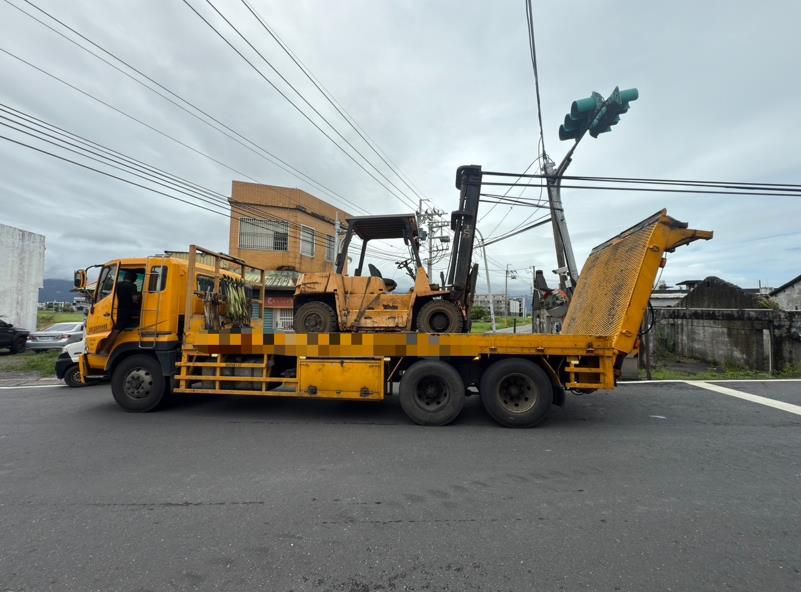 驚險！宜蘭推高機不慎勾到電線　電桿倒塌險砸路過小貨車