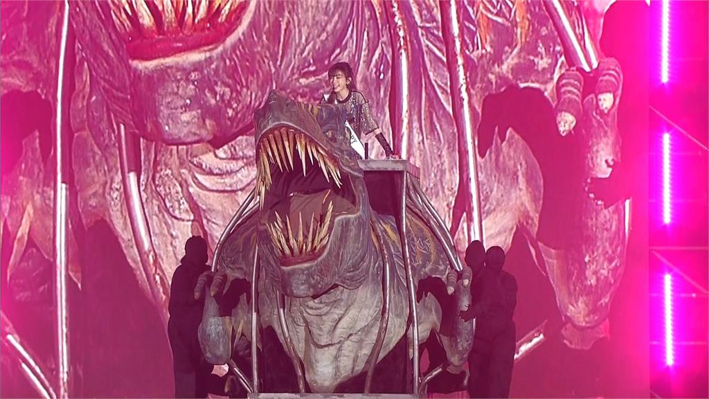 謝金燕高雄跨年「誠意滿滿」　出動巨型恐龍迎龍年