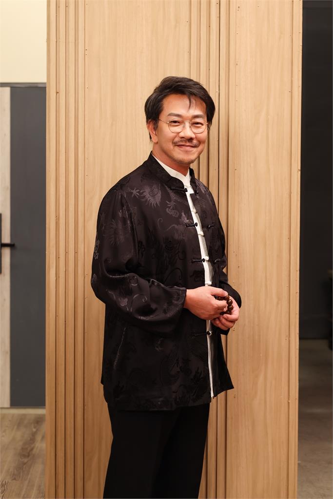 戲劇男神江俊翰回歸!接演民視《豆腐媽媽》挑戰「複雜議長」