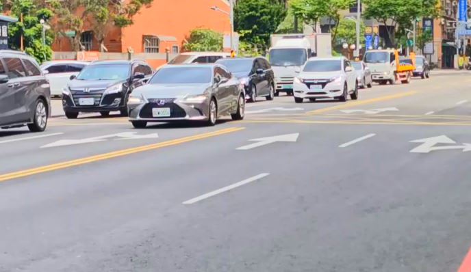 桃園計程車追撞前車 想私下解決被拒!運將竟肇逃