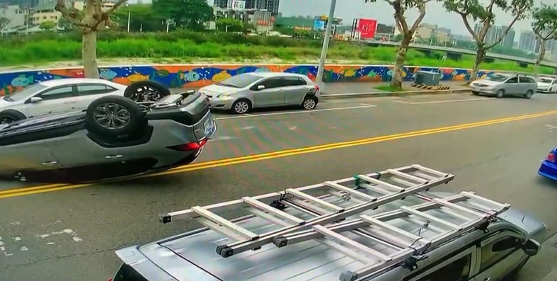 開車晃神釀禍？　駕駛自撞路邊車後失控翻車