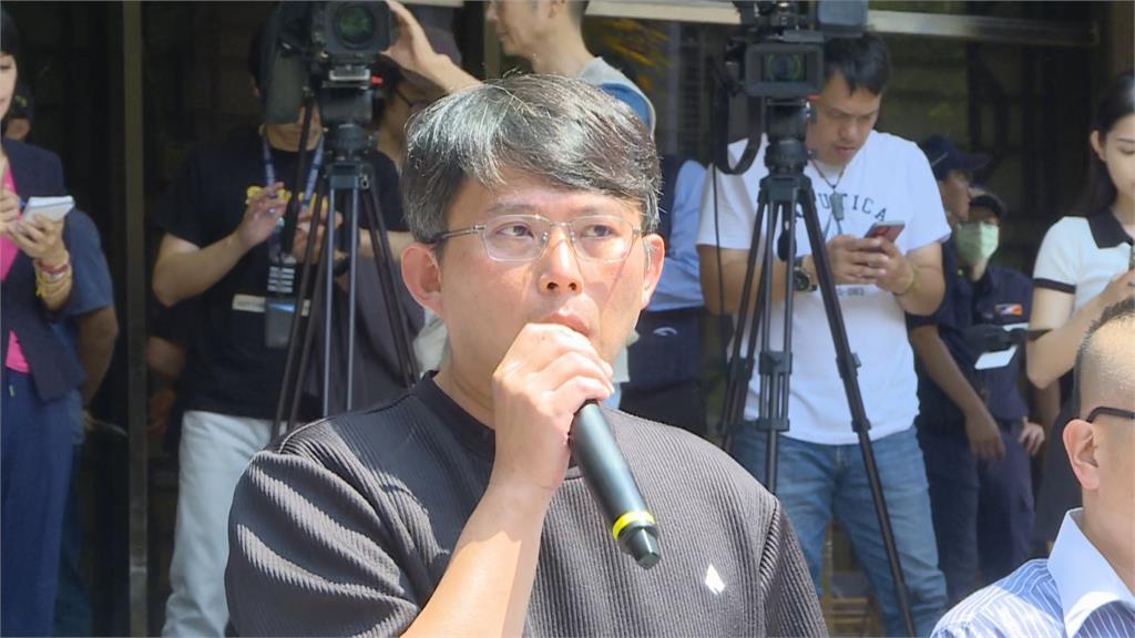 快新聞/老師來了!黃國昌抵北檢向小草鞠躬、現場靜坐 館長發文喊「走了」