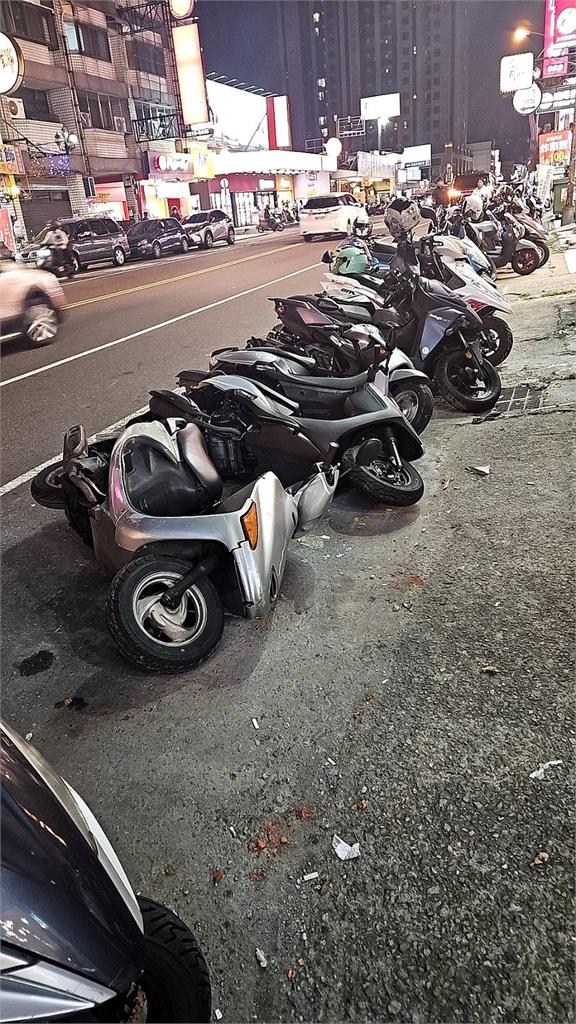 內急臨停下車忘熄火！　車輛滑行擊落11機車波及1人