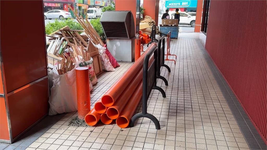 高雄旅館整修頂樓遮雨棚　鋼板吊上六樓高未做防護