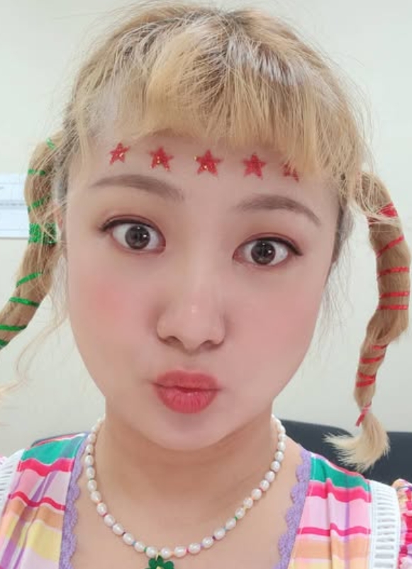 女星後座「親熱男友」爽到猛踢椅座！經紀人開車「逼看車內連結」控訴險出車禍