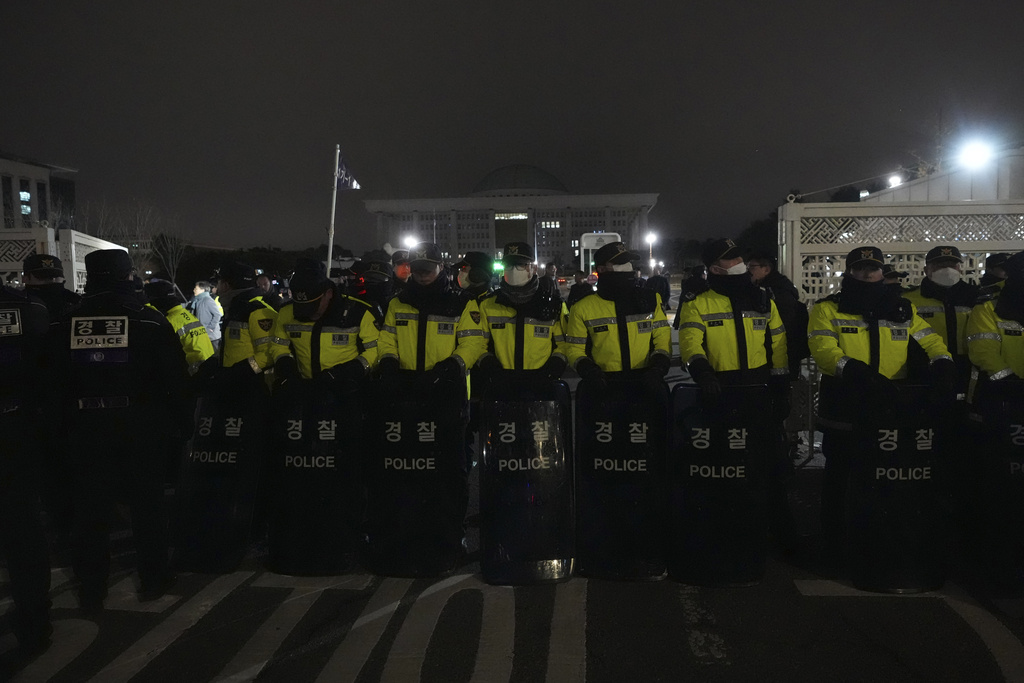 南韓總統尹錫悅宣布全國進入「戒嚴狀態」 大量裝甲車上街畫面曝