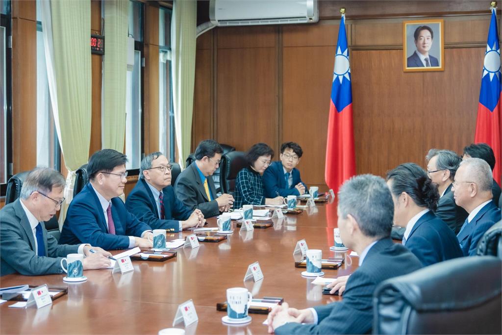 快新聞/林佳龍會晤日本前經濟產業大臣甘利明 盼促台日半導體、氫能產業合作