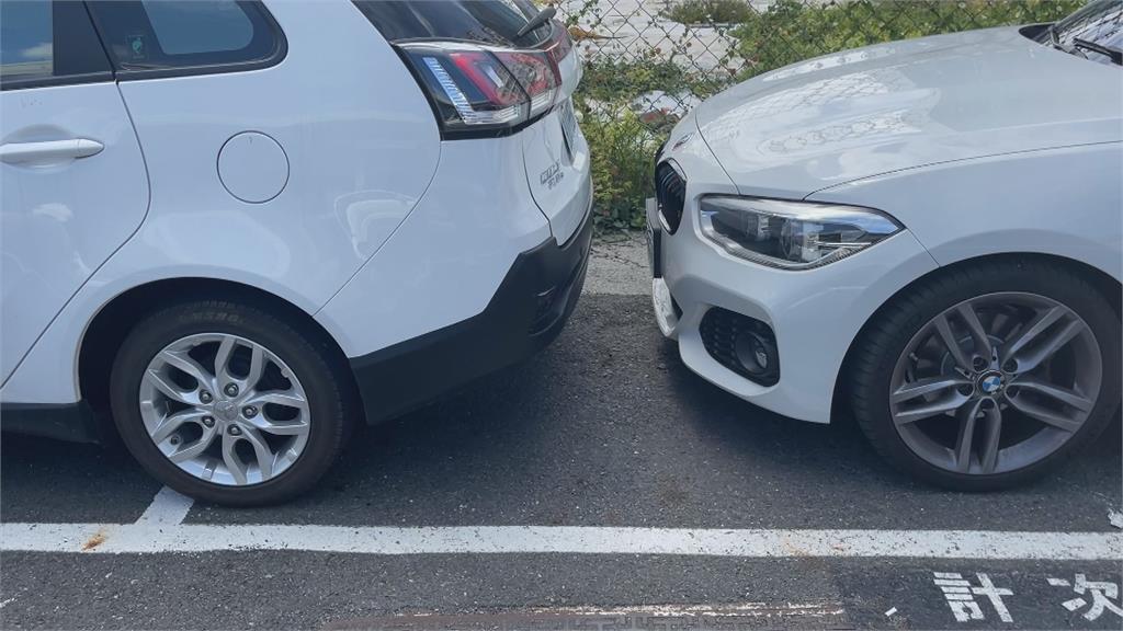 停路邊車格遇陷阱? 前車超出格線後車被拖吊