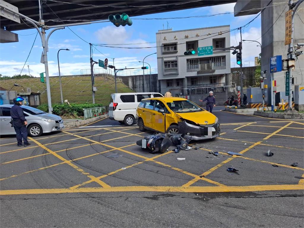 最新/三重嚴重車禍!計程車「凹一大塊」 機車騎士乘客、命危急送醫