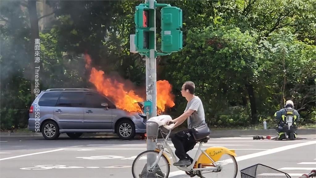 火燒車！駕駛疑精神不濟追撞小貨車　引擎蓋凹陷引起大火