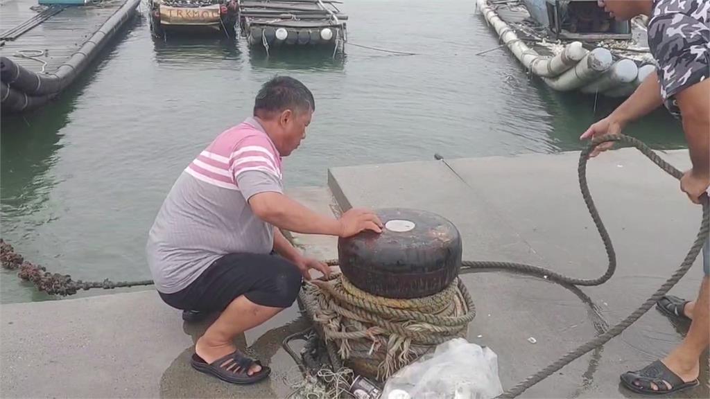 快新聞/颱風丹娜絲逼近!雲林箔子寮漁港海巡棚積水 釣客照常現身