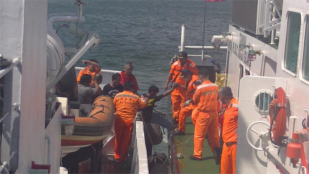高雄小港鳳鼻頭外海漁船失火 船上11人驚險棄船逃生