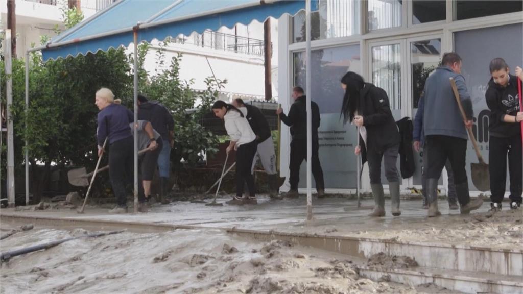希臘羅德島暴雨災情慘 住家、道路毀損 民眾忙清淤泥