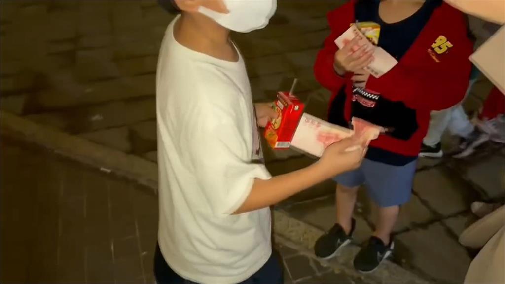 台東元宵夜驚見「散財童子」　旅館撒下百元鈔　民眾瘋搶