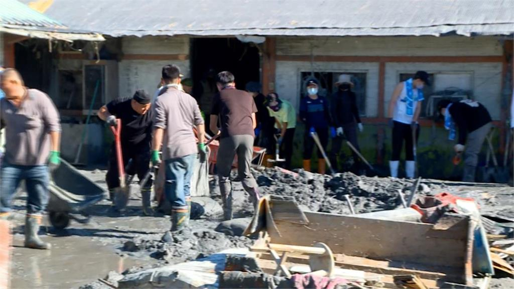 災區奇景「鏟子一放就消失」超人們互搶工具 網笑:光復成「共鏟聖地」