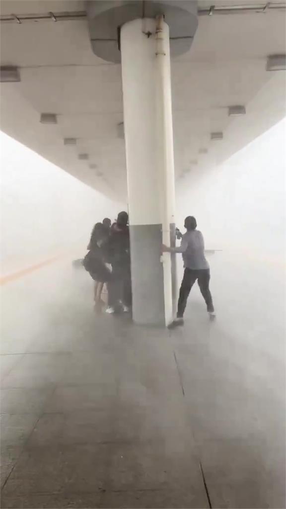 死亡之握發威？極端暴風雨強襲廣東月台　旅客抱柱慘叫行李全沒了