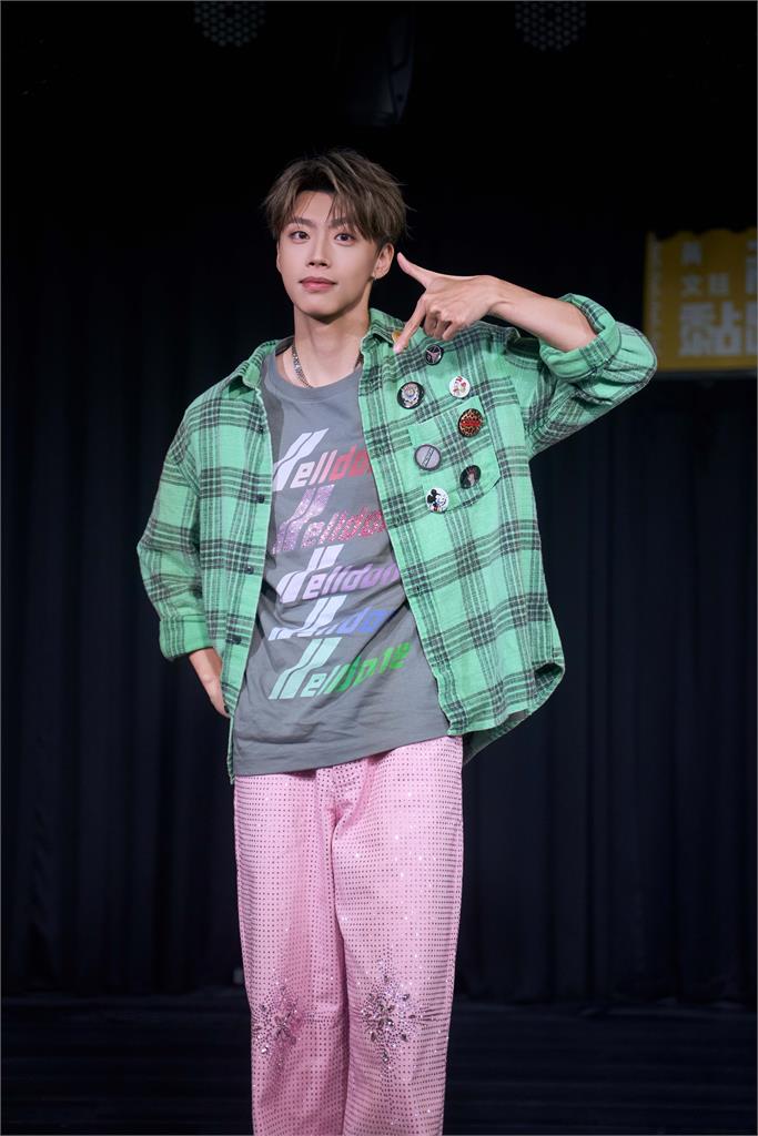 快新聞/大秀帥氣側翻!黃文廷健身寵粉無極限 首場見面會Ozone四帥驚喜現身