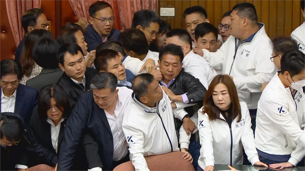 快新聞/朝野爆肢體衝突! 國民黨突襲審選罷法、反對運動部成立
