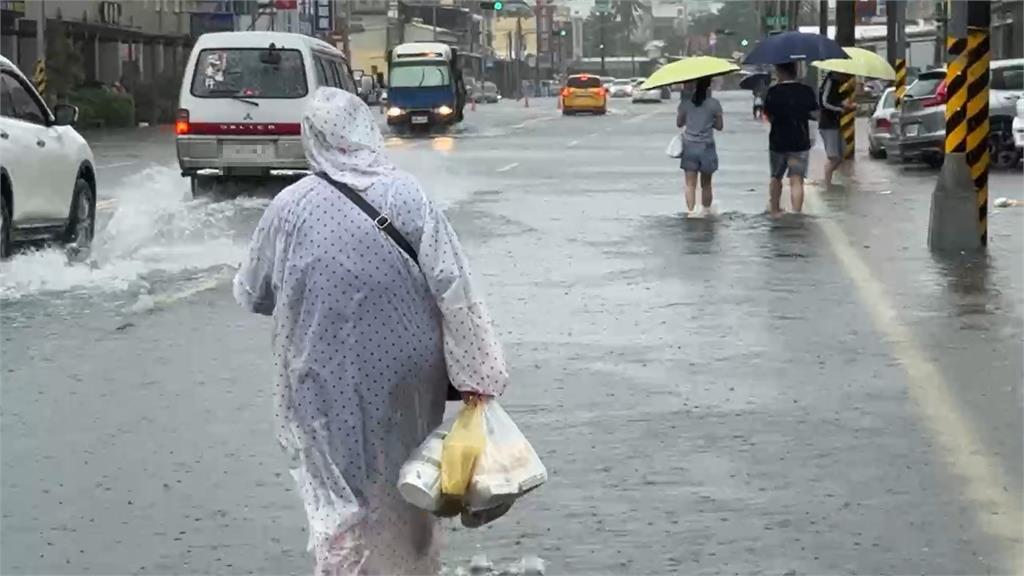 快新聞／屏東一夜變汪洋！積水淹腳踝、道路封閉　暴雨狂灌畫面曝光
