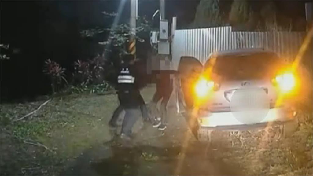 新北警匪追逐！疑毒駕撞警車　副駕落網、駕駛棄車逃逸