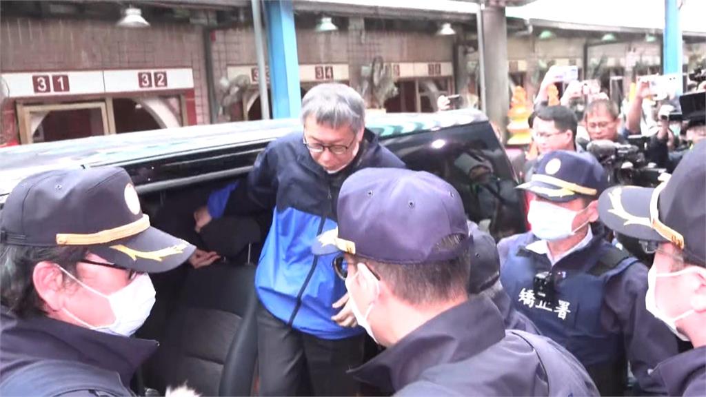 才揪小草「擠爆會場」掀熱議!館長低調「現身告別式」悼念柯爸急快閃