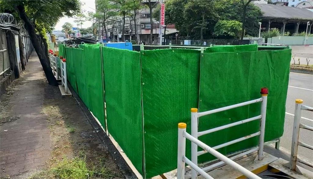 野餐?鐵皮屋頂鋪人工草皮 警局:防漏工程 一切合法