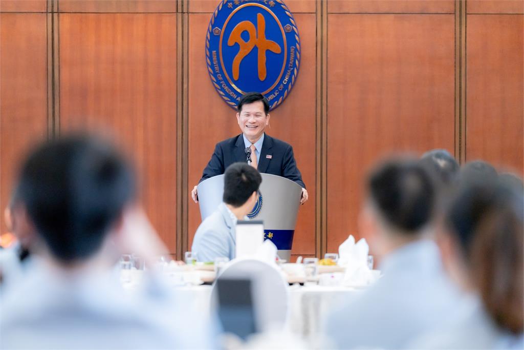 快新聞／陪同國際青年大使晉見賴總統　林佳龍：讓台灣在世界發光