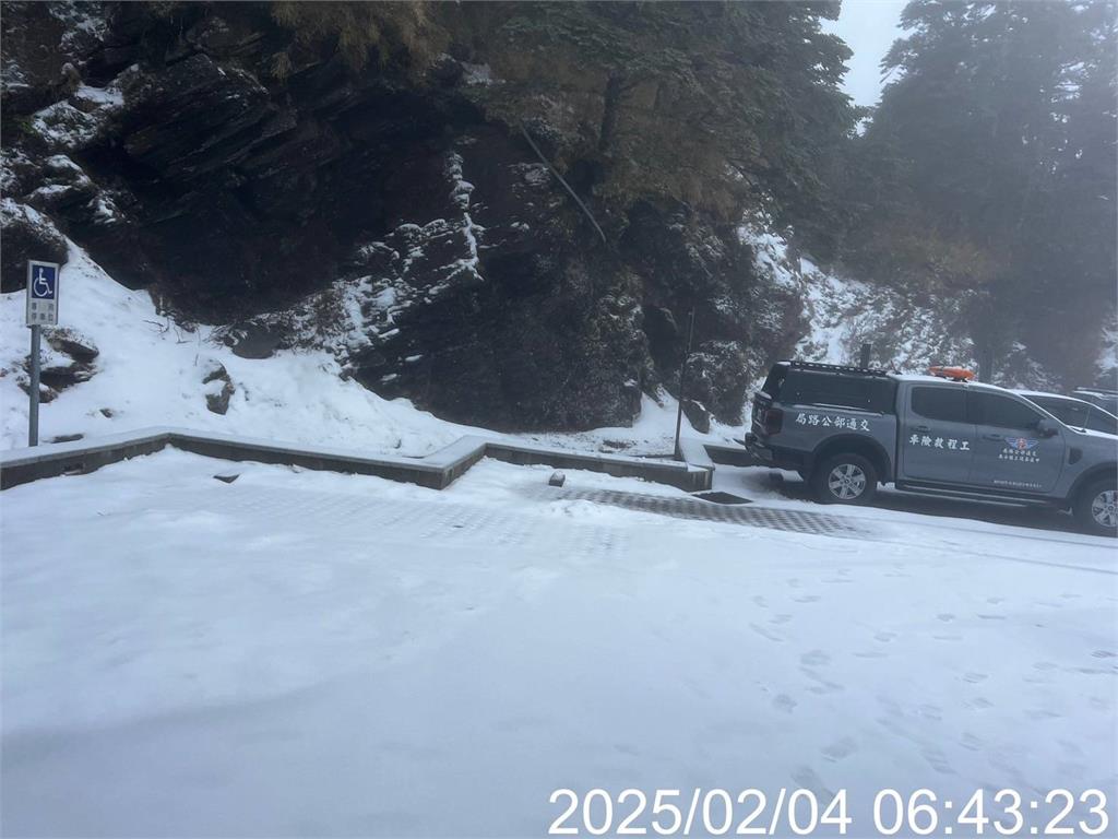 快新聞/合歡山飄雪、太平山下冰霰! 絕美銀白世界曝光