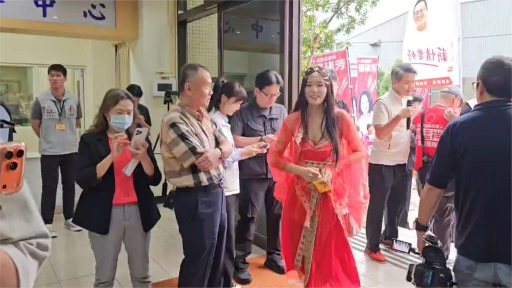 抽號次出奇!桃園「王妃」穿華服到場 高雄張以理喊:8包煎餃